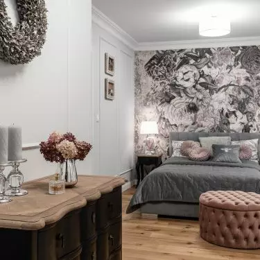 Glamour style interspersed with retro accents