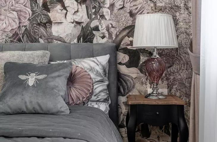 Subdued colors of furniture, wallpaper and accessories