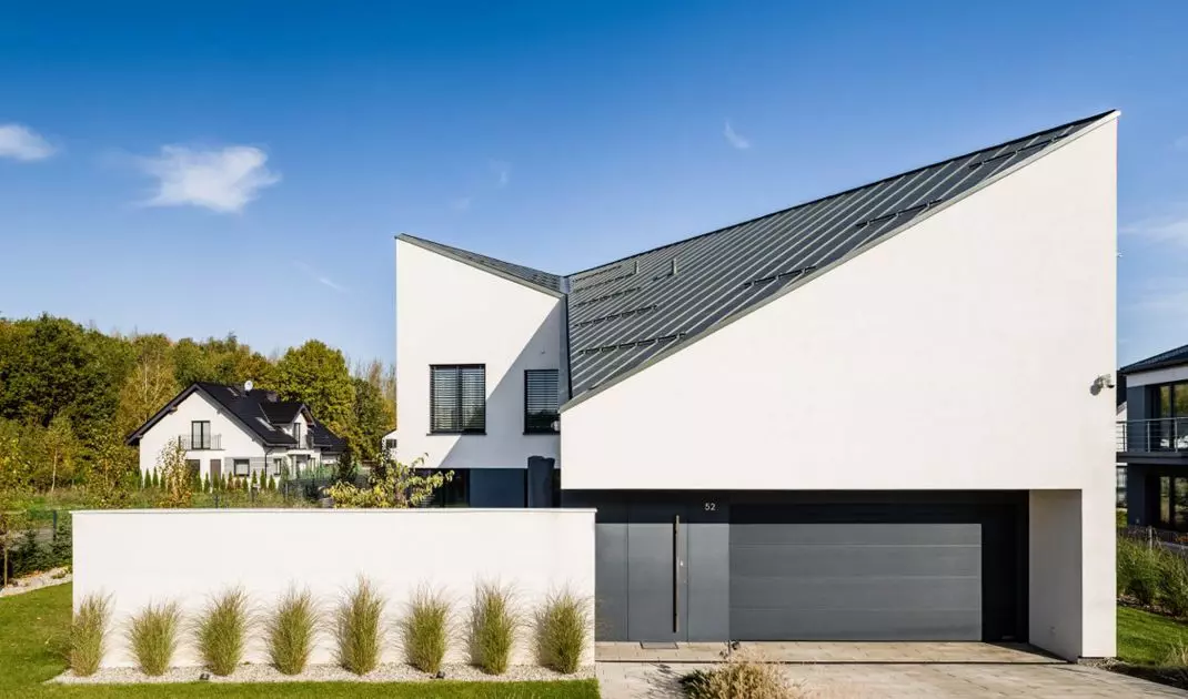 Asymmetrical house in Tarnowskie Góry by INOSTUDIO studio