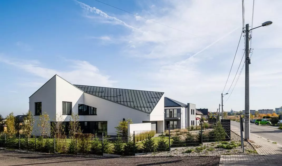 Asymmetrical house in Tarnowskie Góry by INOSTUDIO studio