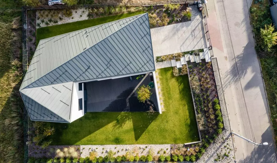 Asymmetrical house in Tarnowskie Góry by INOSTUDIO studio