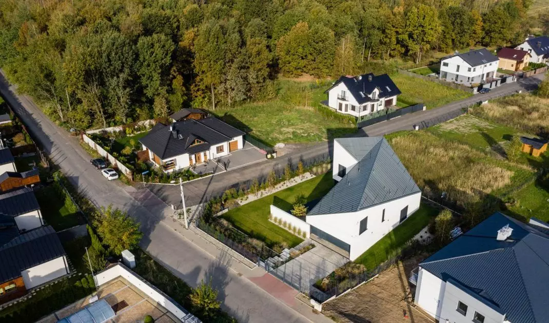 Asymmetrical house in Tarnowskie Góry by INOSTUDIO studio