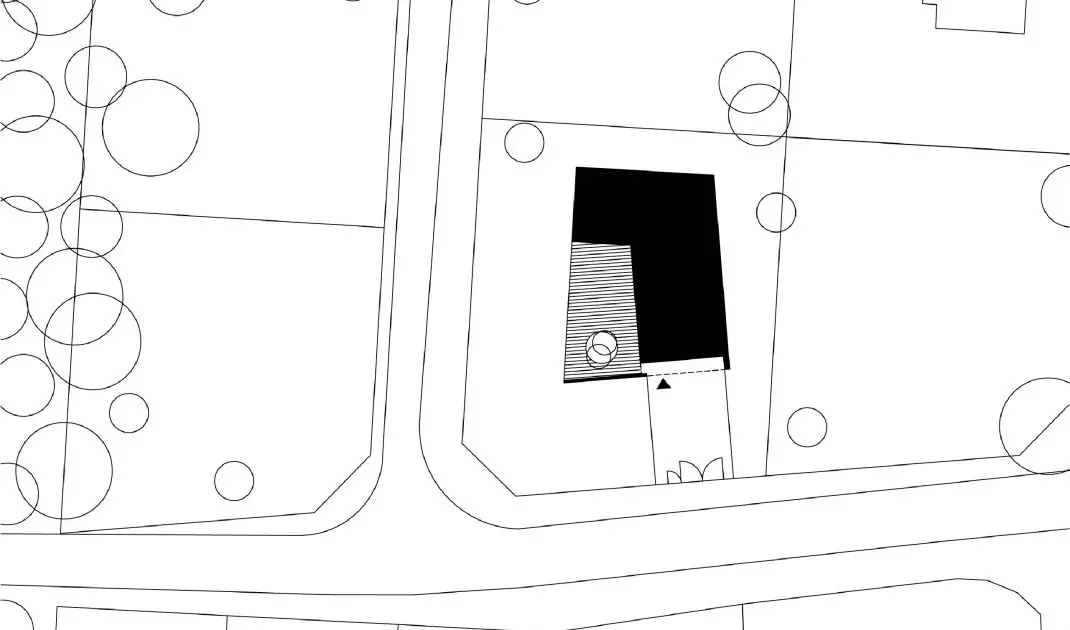 Asymmetrical house - landscaping
