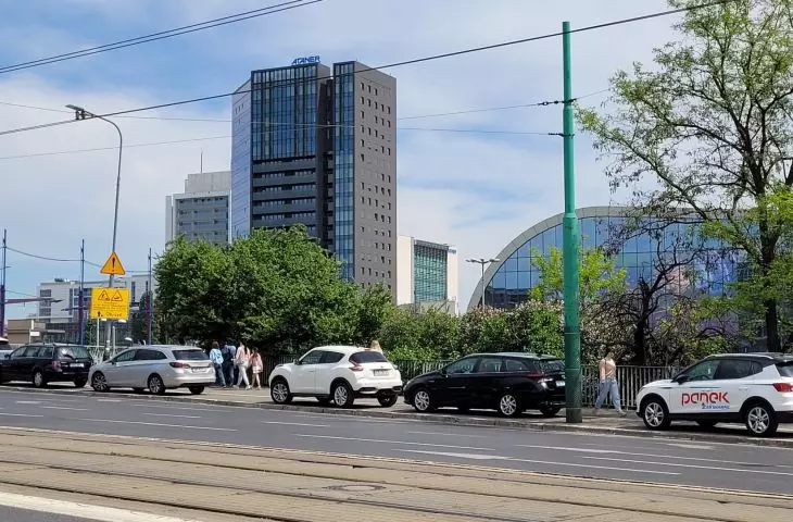 A residential skyscraper on Towarowa Street, the height of which is matched by a point building on Kolejowa Street