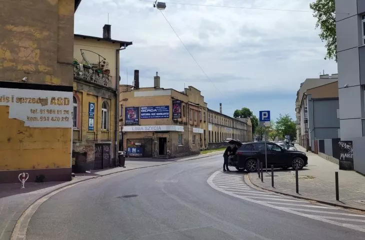 The corner of Gąsiorowskie and Kolejowa streets. The building visible in the middle will be adapted for residential purposes