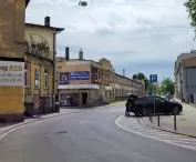 The corner of Gąsiorowskie and Kolejowa streets. The building visible in the middle will be adapted for residential purposes