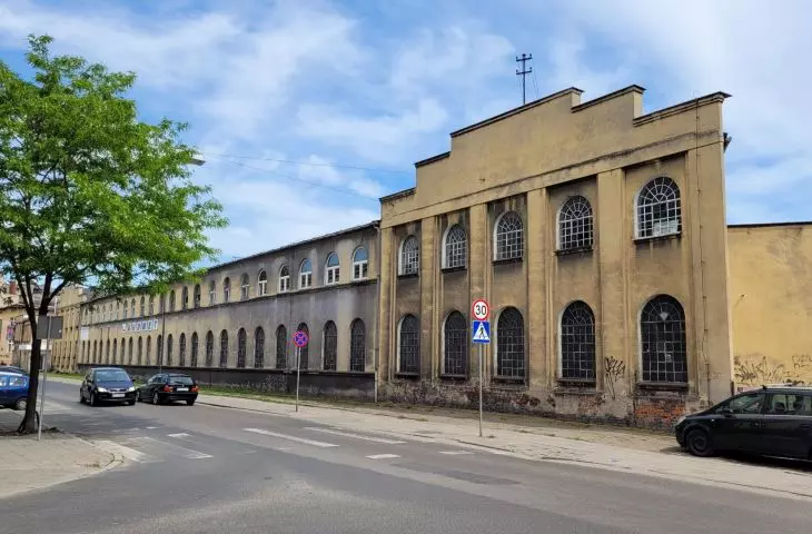 The buildings of the former factory (today: warehouses) on Kolejowa Street.