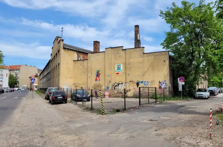 The buildings of the former factory from the south side, left: Railroad Street, right: space under the tract leading to the footbridge