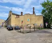 The buildings of the former factory from the south side, left: Railroad Street, right: space under the tract leading to the footbridge