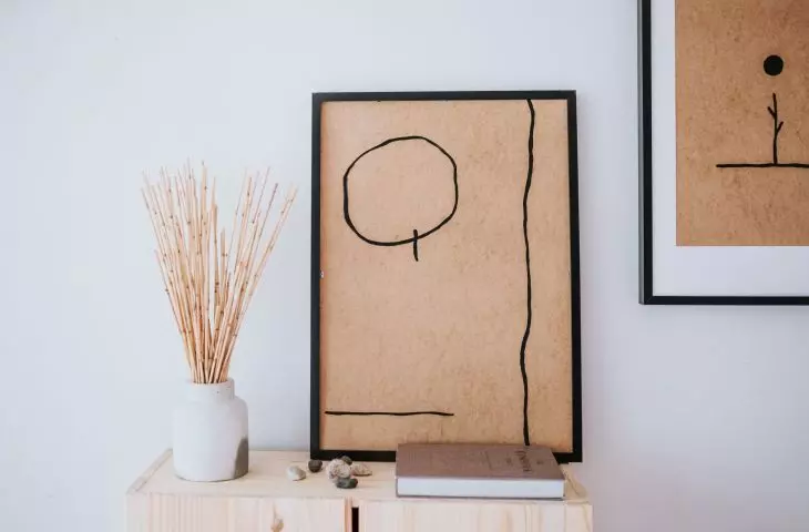 Minimalist decoration kept in neutral colors.