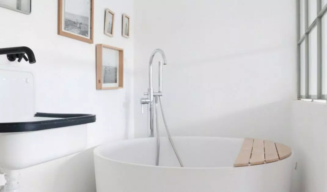 Round ceramic bathtub in a narrow bathroom