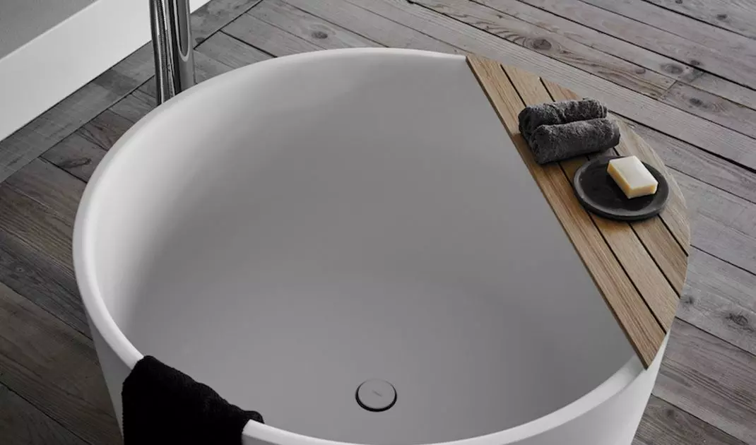 Round ceramic tub