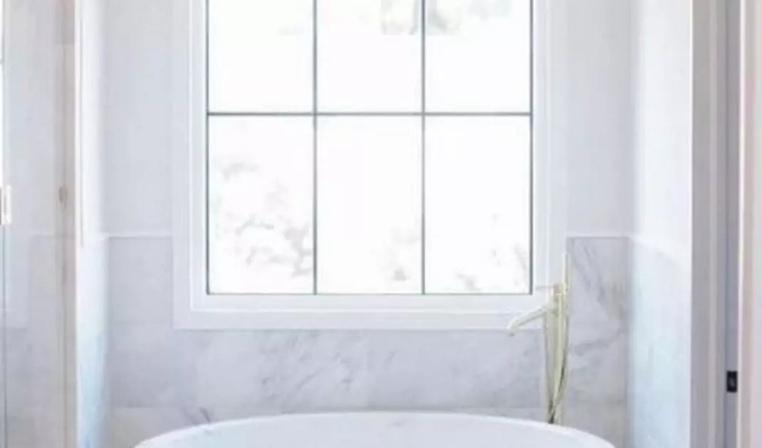 Round stone bathtub