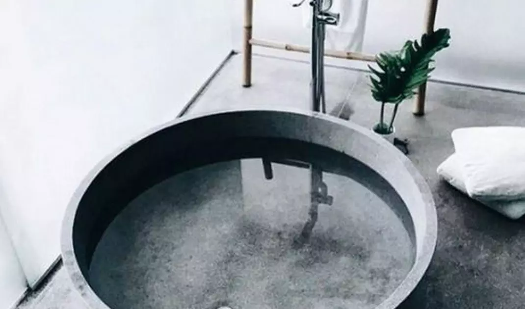 Round bathtub made of microcement