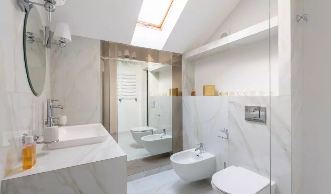 Warm shades on tiles make the bathroom more cozy