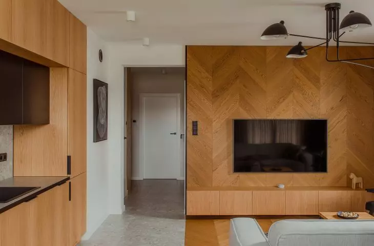 Oak veneer is found in every room