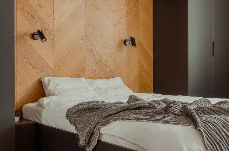 The bedroom is kept in contrasting colors