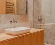 The bathroom also features a veneer and terrazzo motif
