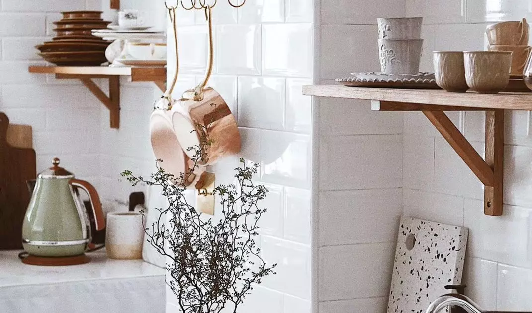 White subway tiles and gold accessories will create a glamorous styling