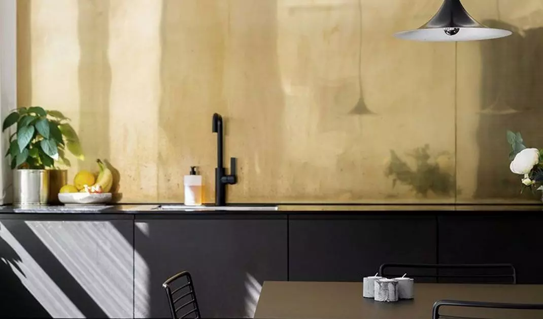 Wall covered with gilded brass sheet metal