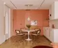 zabudowa kuchni w kolorze ceglastym obejmujące całą ścianę 