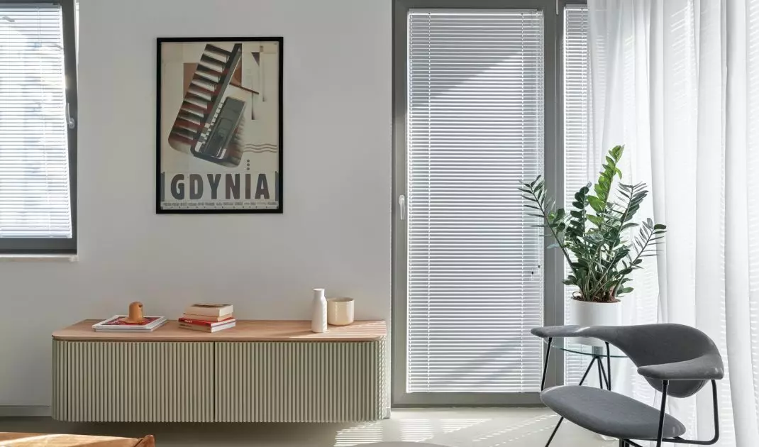 Salon zdobi elegancka komoda wykonana na zamówienie
