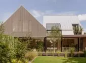 Dom „City break house” – zielona, sielska przystań w mieście autorstwa MOKAA Architekci