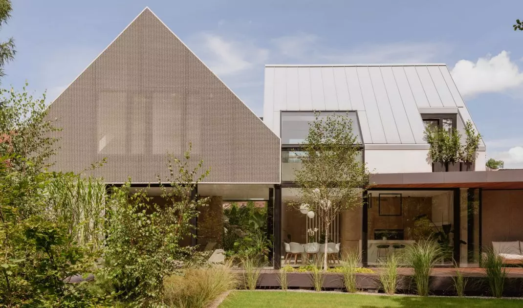 Dom „City break house” – zielona, sielska przystań w mieście autorstwa MOKAA Architekci