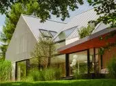 Dom „City break house” – zielona, sielska przystań w mieście autorstwa MOKAA Architekci