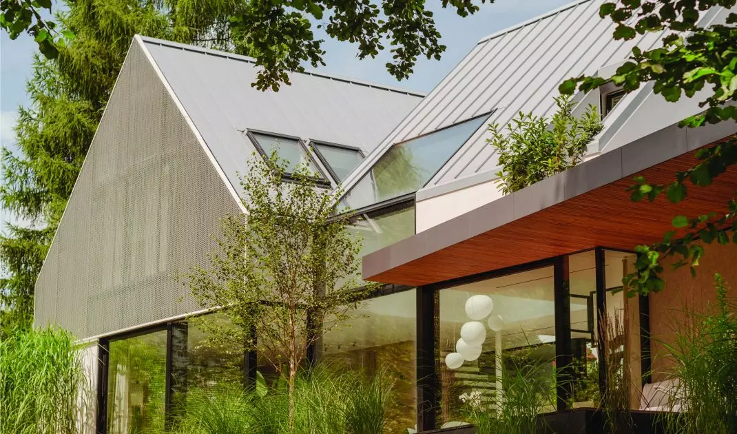 Dom „City break house” – zielona, sielska przystań w mieście autorstwa MOKAA Architekci