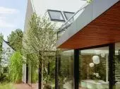 Dom „City break house” – zielona, sielska przystań w mieście autorstwa MOKAA Architekci