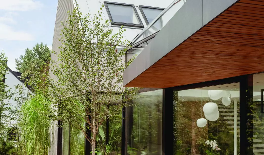 Dom „City break house” – zielona, sielska przystań w mieście autorstwa MOKAA Architekci