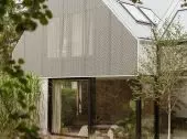 Dom „City break house” – zielona, sielska przystań w mieście autorstwa MOKAA Architekci