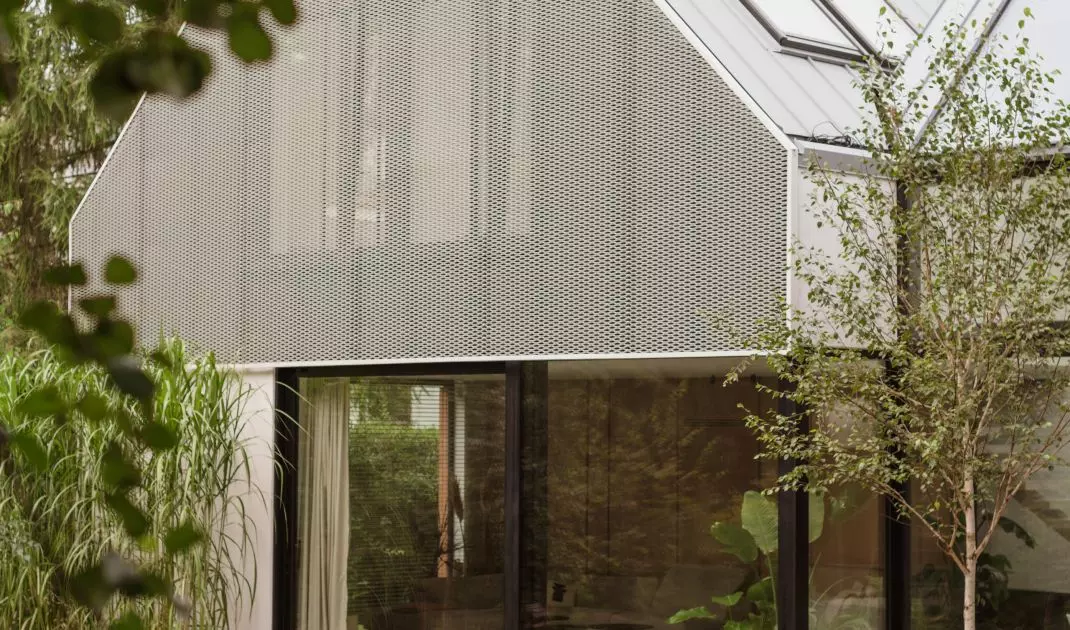 Dom „City break house” – zielona, sielska przystań w mieście autorstwa MOKAA Architekci