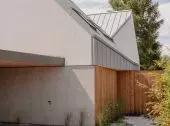 Dom „City break house” – zielona, sielska przystań w mieście autorstwa MOKAA Architekci