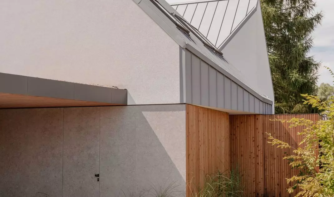 Dom „City break house” – zielona, sielska przystań w mieście autorstwa MOKAA Architekci