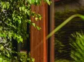 Dom „City break house” – zielona, sielska przystań w mieście autorstwa MOKAA Architekci