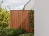 Dom „City break house” – zielona, sielska przystań w mieście autorstwa MOKAA Architekci