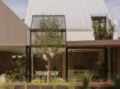Dom „City break house” – zielona, sielska przystań w mieście autorstwa MOKAA Architekci