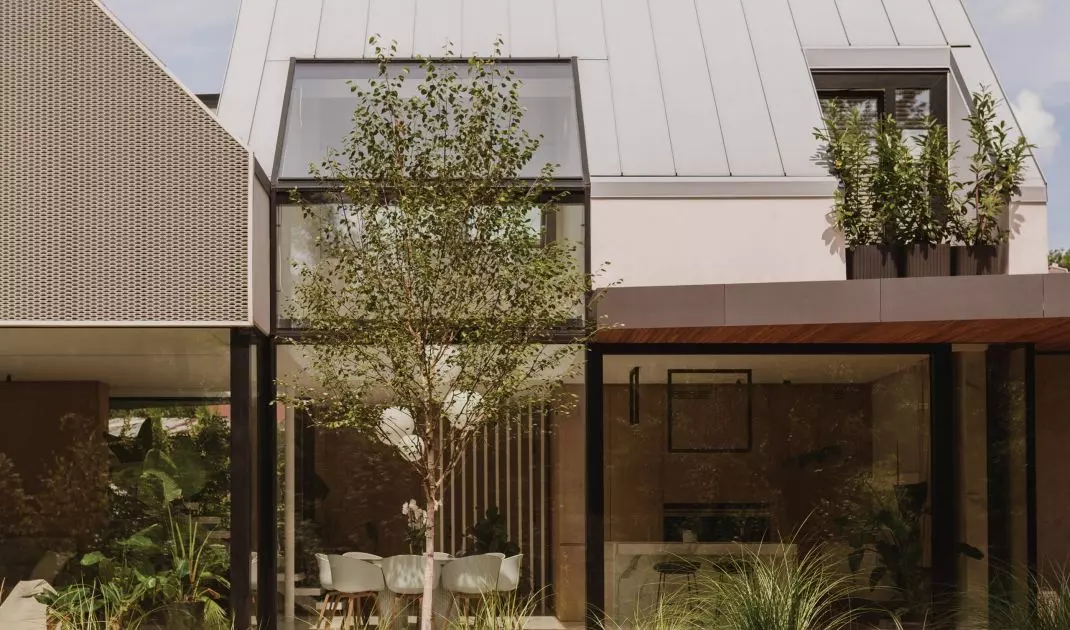 Dom „City break house” – zielona, sielska przystań w mieście autorstwa MOKAA Architekci