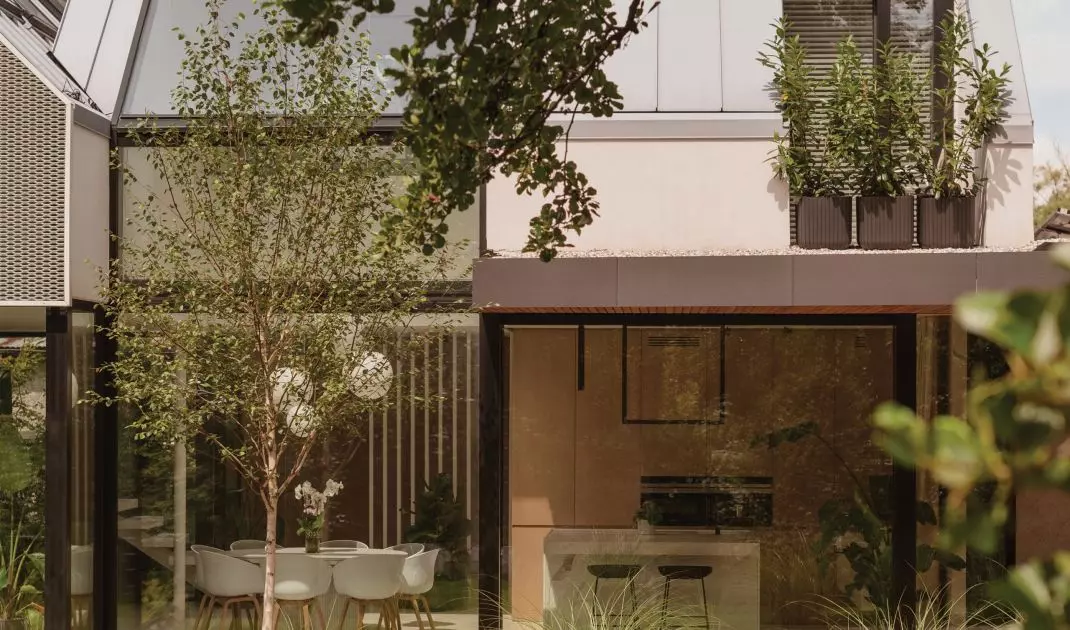 Dom „City break house” – zielona, sielska przystań w mieście autorstwa MOKAA Architekci