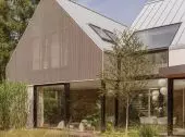 Dom „City break house” – zielona, sielska przystań w mieście autorstwa MOKAA Architekci