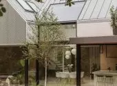 Dom „City break house” – zielona, sielska przystań w mieście autorstwa MOKAA Architekci