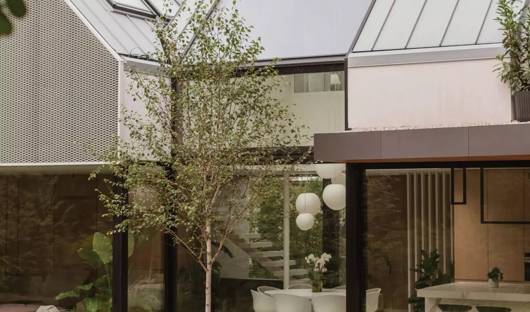 Dom „City break house” – zielona, sielska przystań w mieście autorstwa MOKAA Architekci