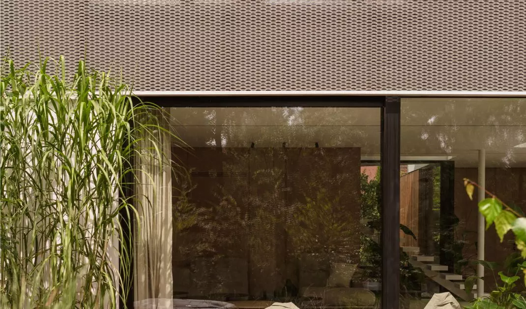 Dom „City break house” – zielona, sielska przystań w mieście autorstwa MOKAA Architekci
