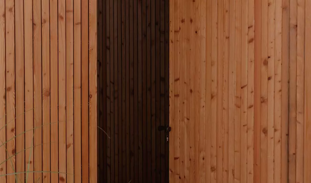 Dom „City break house” – zielona, sielska przystań w mieście autorstwa MOKAA Architekci