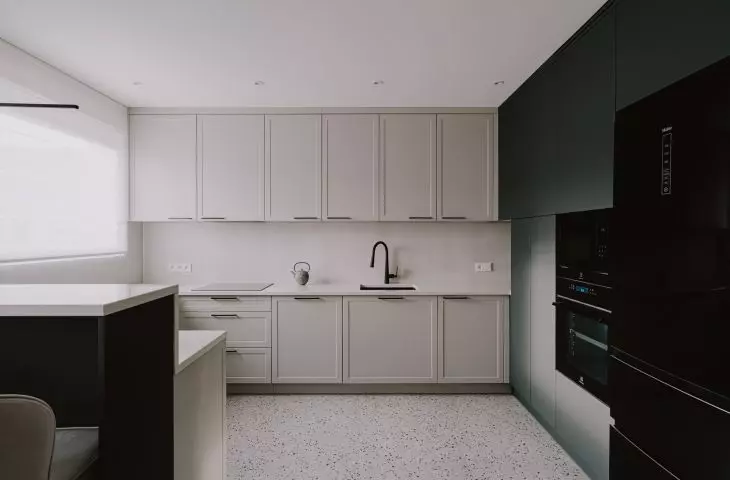 The kitchen is designed on the principle of color contrasts