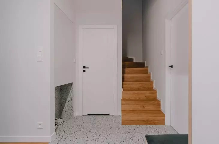 Corridor with space for the dog and stairs leading to the first floor