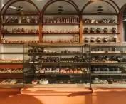 Behind the glazed counters, the architects placed openwork bookcases topped with arches