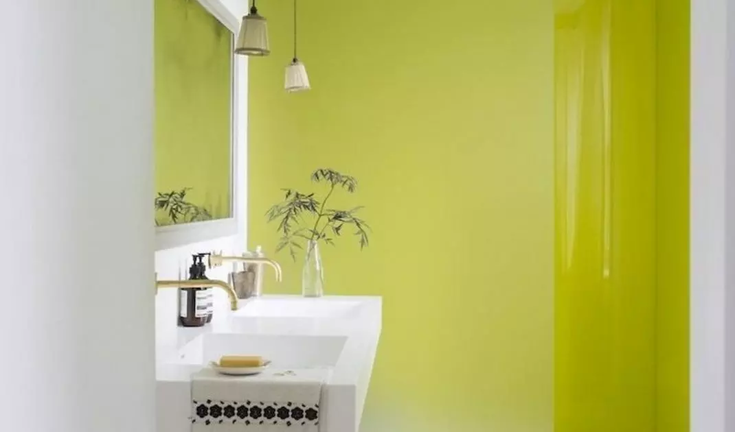 Lacobel in the bathroom will successfully replace tiles